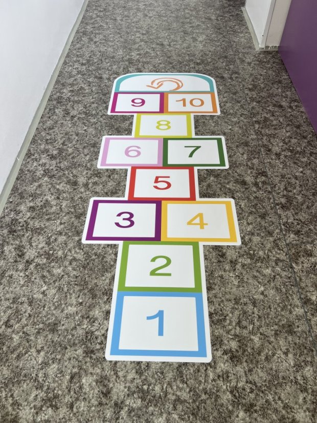 Skákací panák - moderní - Barva: Bílá