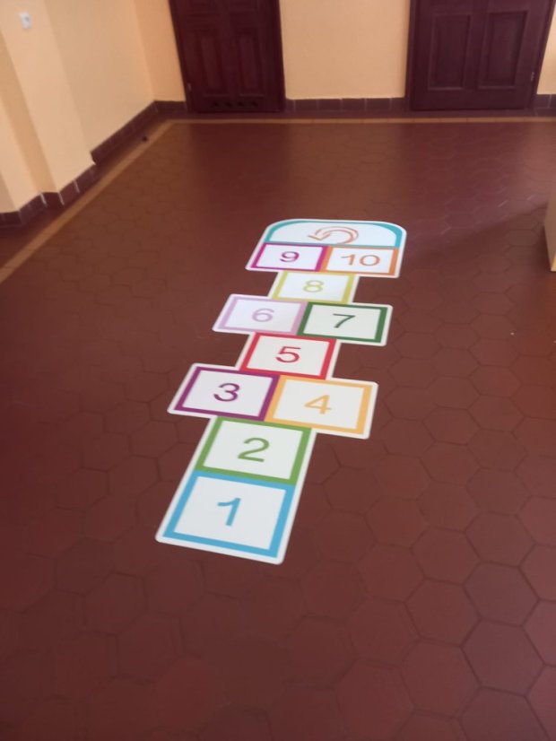 Skákací panák - moderní - Barva: Bílá