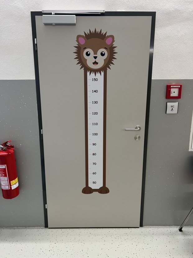 Popisovateľný meter na stenu - lev