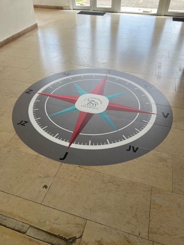 Podlahový kompas