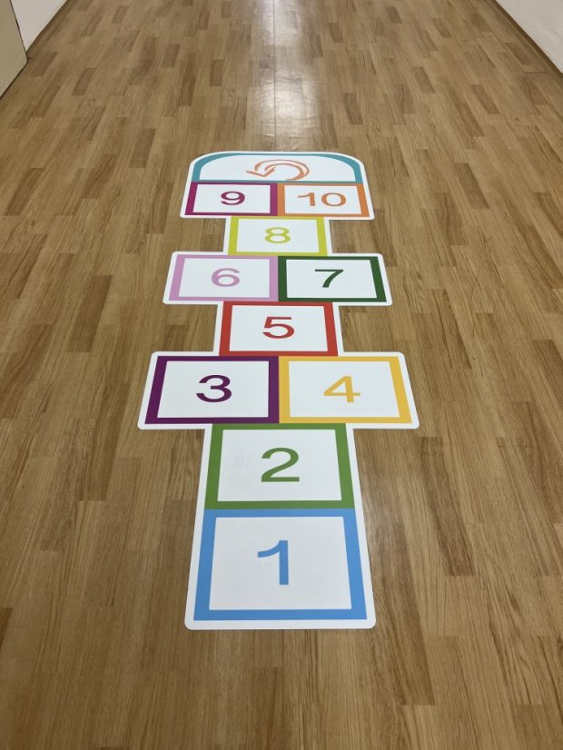 Skákací panák - moderní - Barva: Bílá