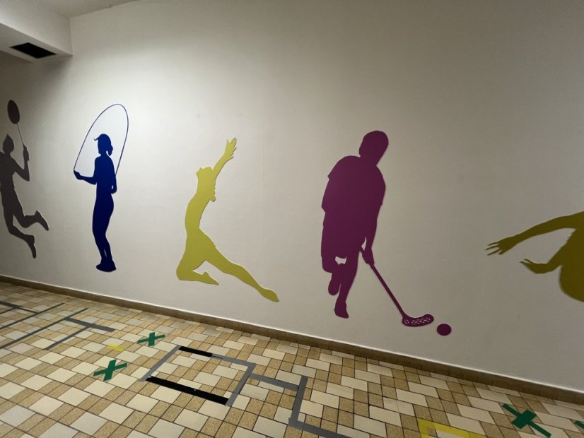 Barevná silueta postavy v životní velikosti