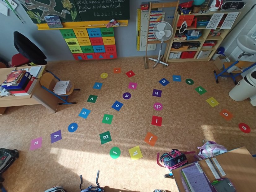 Písmena na podlahu