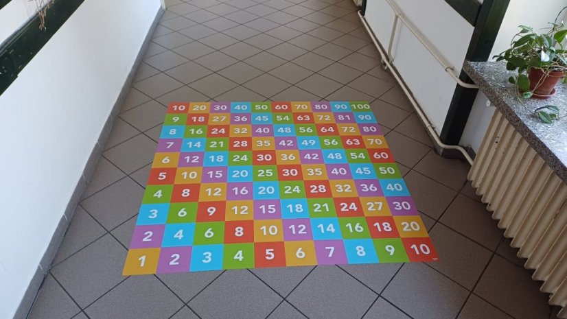 Násobiaca sieť - podlahový polep - Barva písma: bílá