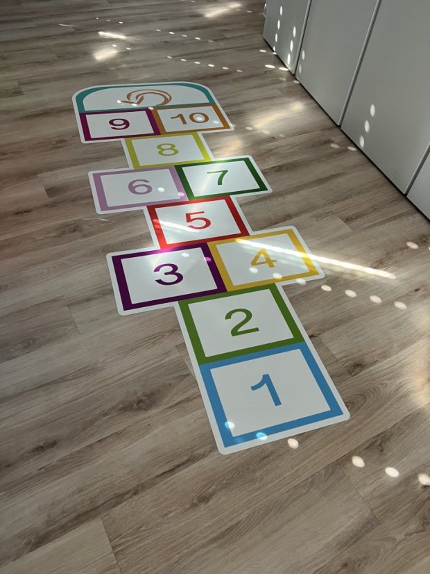 Skákací panák - moderní - Barva: Bílá