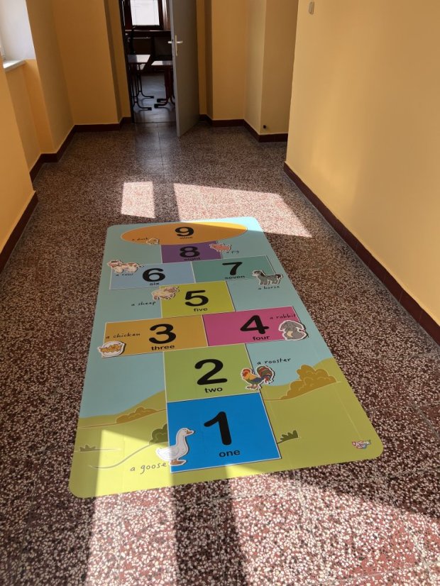 Skákací panák se zvířátky v AJ