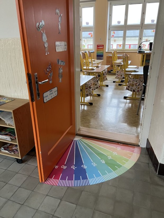 Podlahový uhlomer 90° ľavý - Barva: Červená