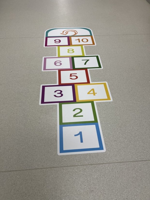 Skákací panák - moderní - Barva: Bílá