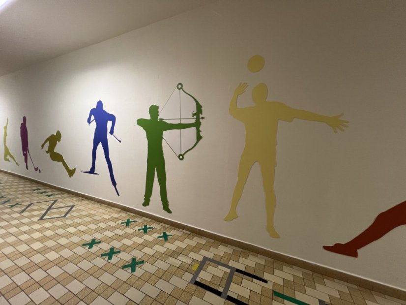 Barevná silueta postavy v životní velikosti