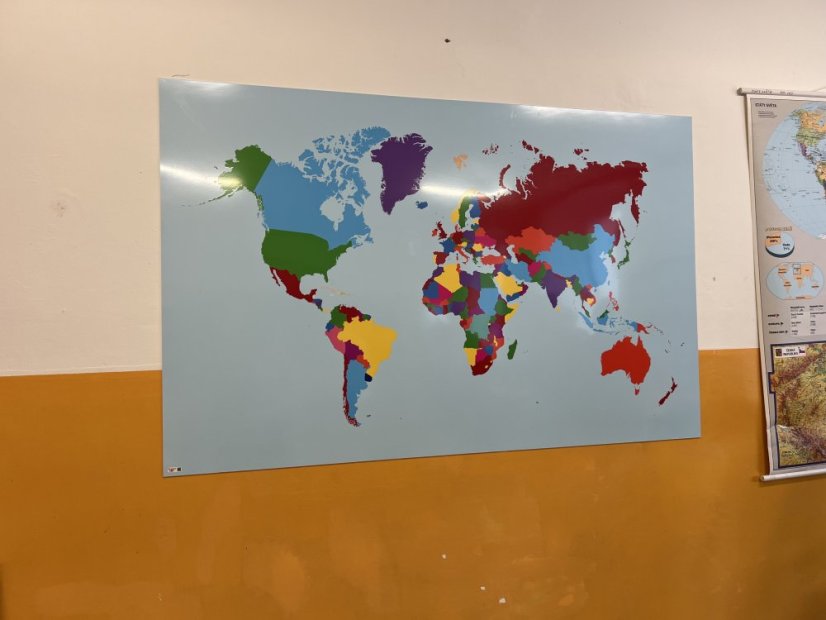Nástěnná mapa světa bez názvů zemí s popisovatelným povrchem