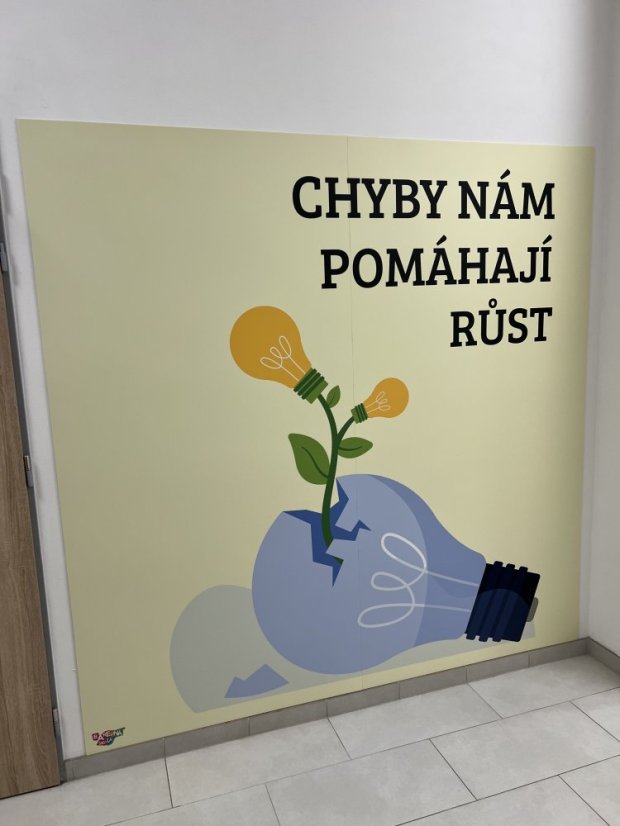 Chyba pomáhá - nástěnná deska - Barva: Tmavá