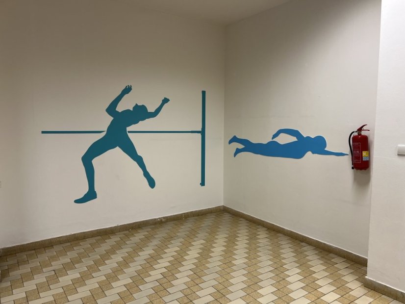 Barevná silueta postavy v životní velikosti