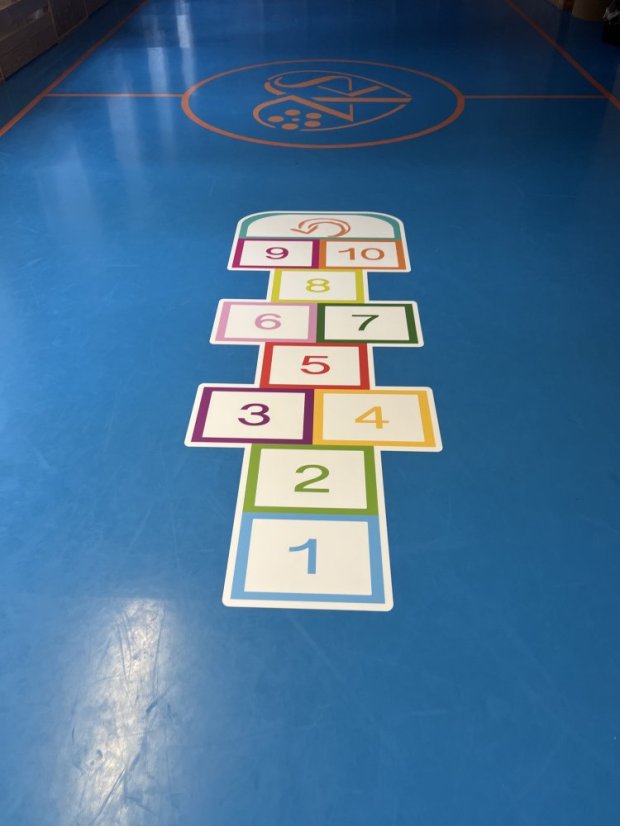 Skákací panák - moderní - Barva: Bílá