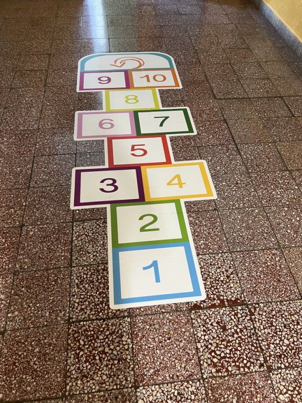 Skákací panák - moderní - Barva: Bílá