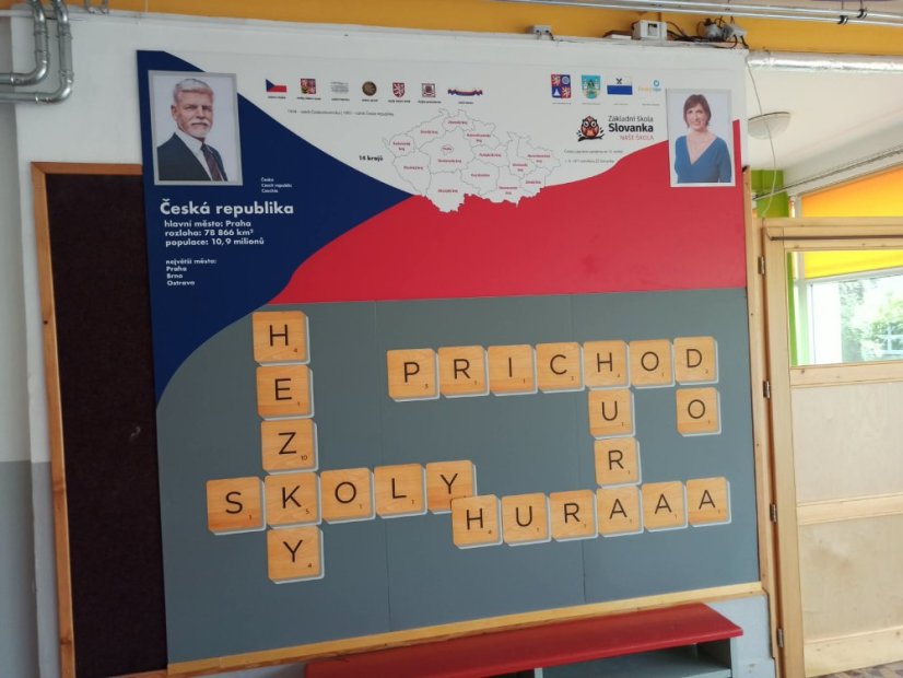 Nástěnná písmena Scrabble - magnetická stěna - Barva: Béžová