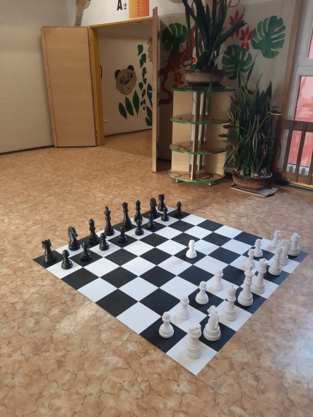 Podlahová šachovnice s figurkami