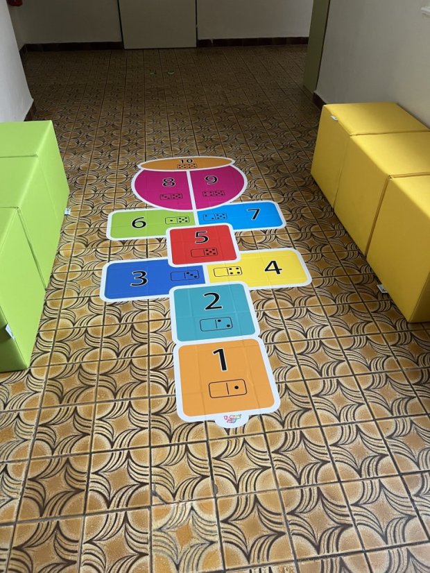 Skákací panák Mr. Domino