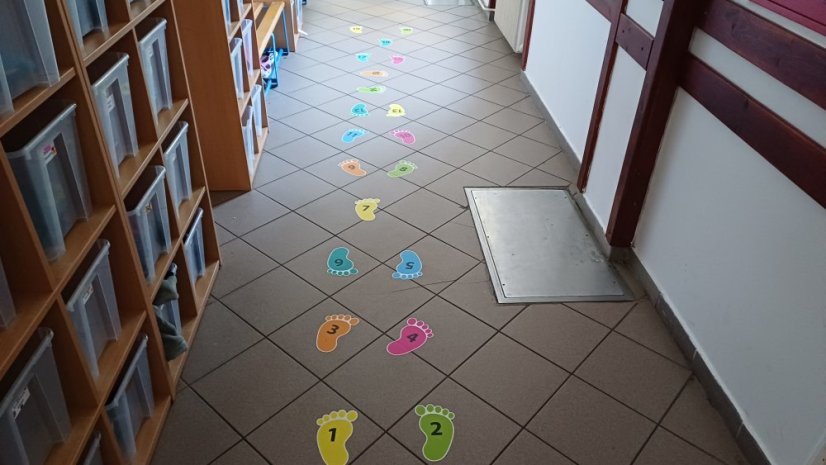 Podlahové stopy - Druhy stop: Čísla a písmena