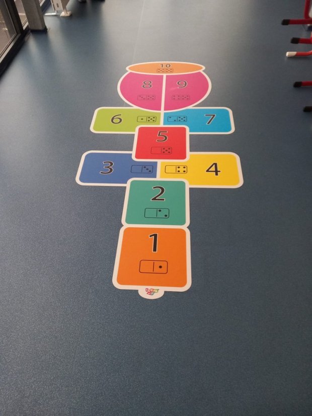 Skákací panák Mr. Domino