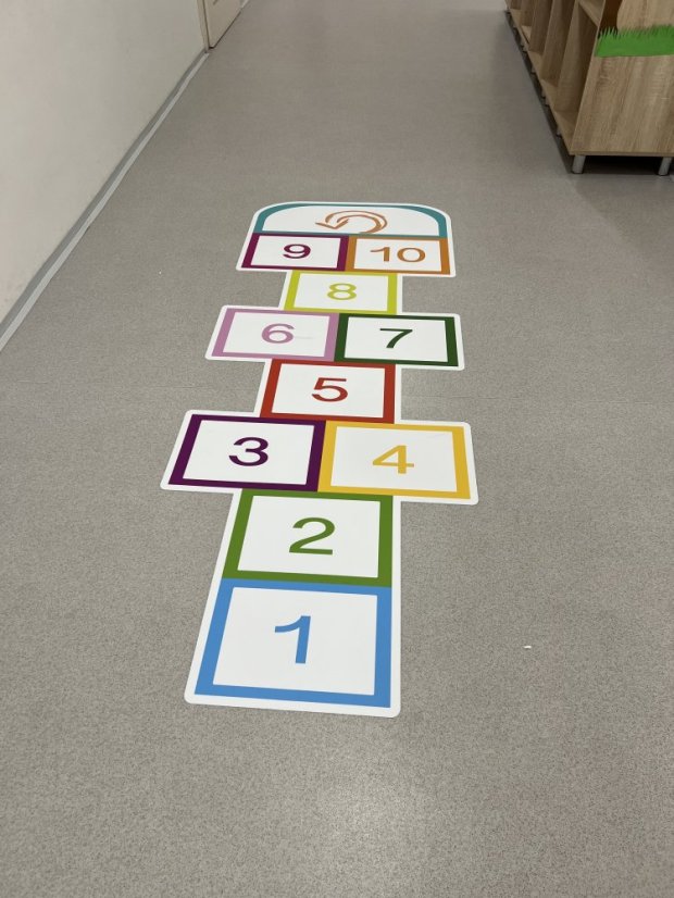 Skákací panák - moderní - Barva: Bílá