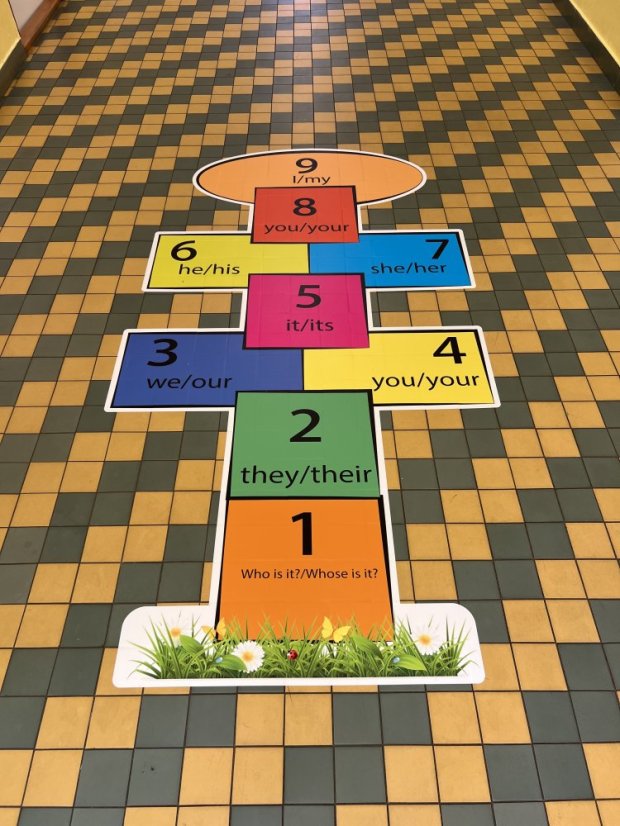 Skákací panák Mr. English + zájmena