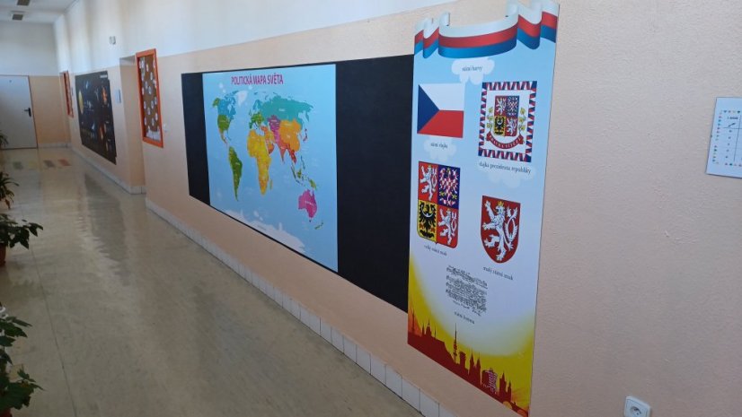 Nástěnná politická mapa světa