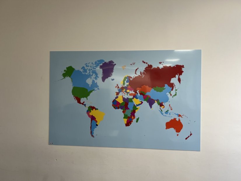 Nástěnná mapa světa bez názvů zemí s popisovatelným povrchem